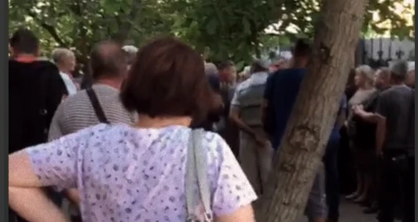 В Мариуполе люди выстраиваются в огромные очереди за разрешением на выезд