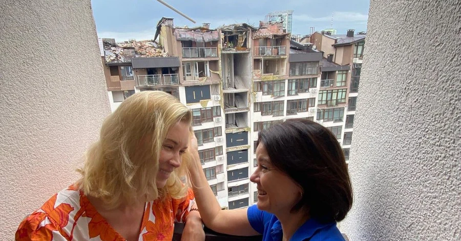 Таран вернулась в Киев и встретилась с Падалко возле своего разрушенного дома