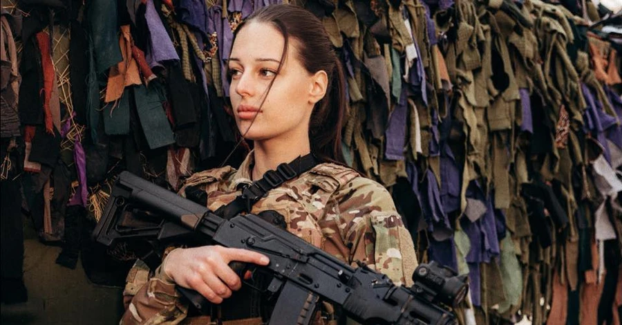 Дівчина-доброволець, яку порівняли з Анджеліною Джолі: Я не снайпер і не Лара Крофт