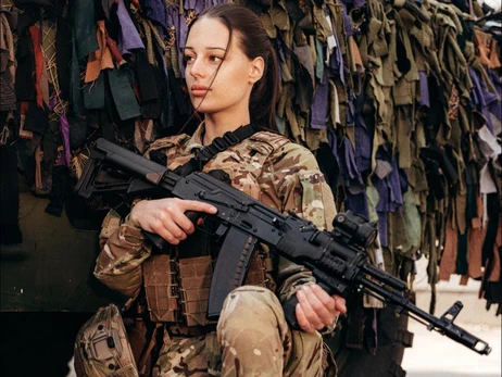 Девушка-доброволец, которую сравнили с Анджелиной Джоли: Я не снайпер и не Лара Крофт