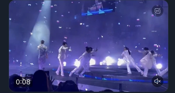 В Гонконге на участников группы Mirror во время выступления рухнул огромный экран