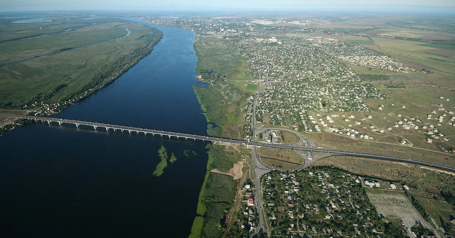 Россияне похитили теплоход, чтобы переправляться через Днепр у Антоновского моста