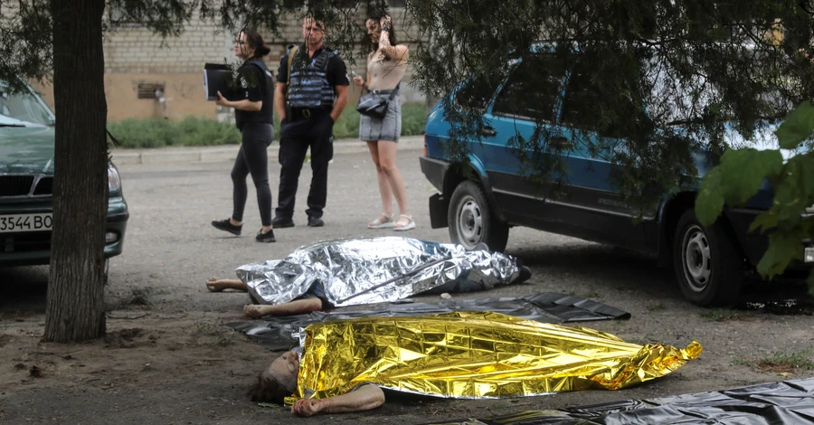 Удар по Миколаєву: Снаряди потрапили поряд із зупинкою, п'ятеро загиблих