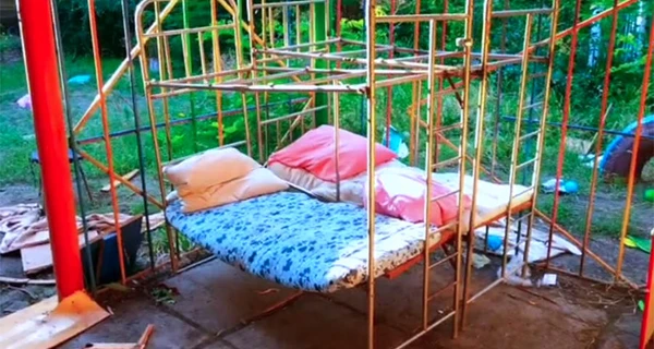 В Мариуполе жители снесенных РФ домов «устраивают быт» на улицах