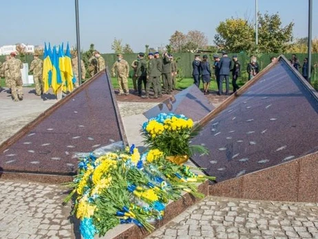 В Мариуполе россияне сносят мемориал защитникам и хотят поставить Невского на коне