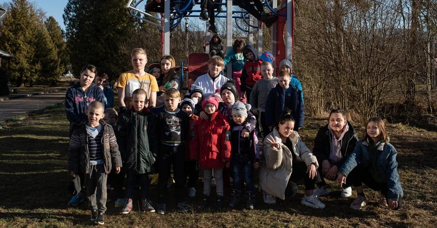 Воспитательница из Черниговского детдома вывезла из-под обстрелов 30 детей