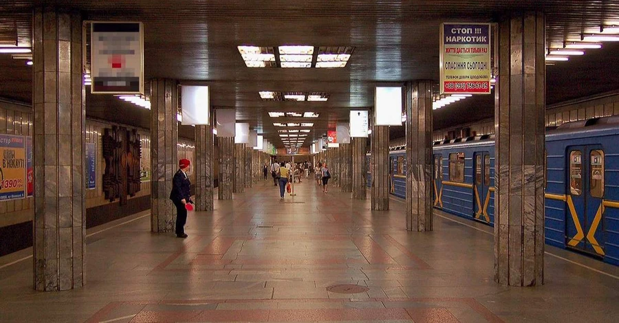 В Киеве на станции метро «Площадь Льва Толстого» женщине в лицо распылили газ