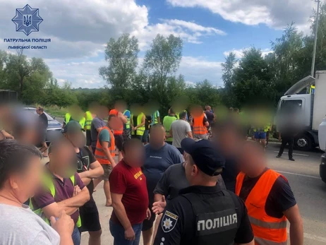 На Львовщине водители грузовиков устроили протест, заблокировал движение к ПП 