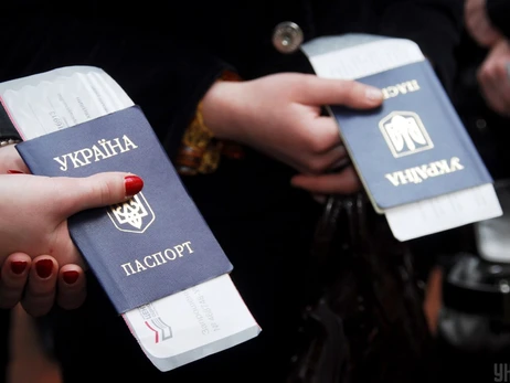 ДПСУ: Українці можуть в'їхати до країн Євросоюзу за біометричним паспортом