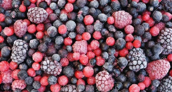 Морозим запасы на зиму: баклажановая икра «по-одесски» и ягодные десерты в форме для льда