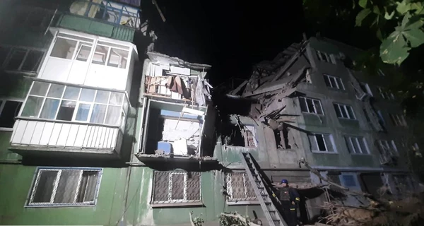 У Костянтинівці з-під завалів зруйнованої п'ятиповерхівки врятували людей