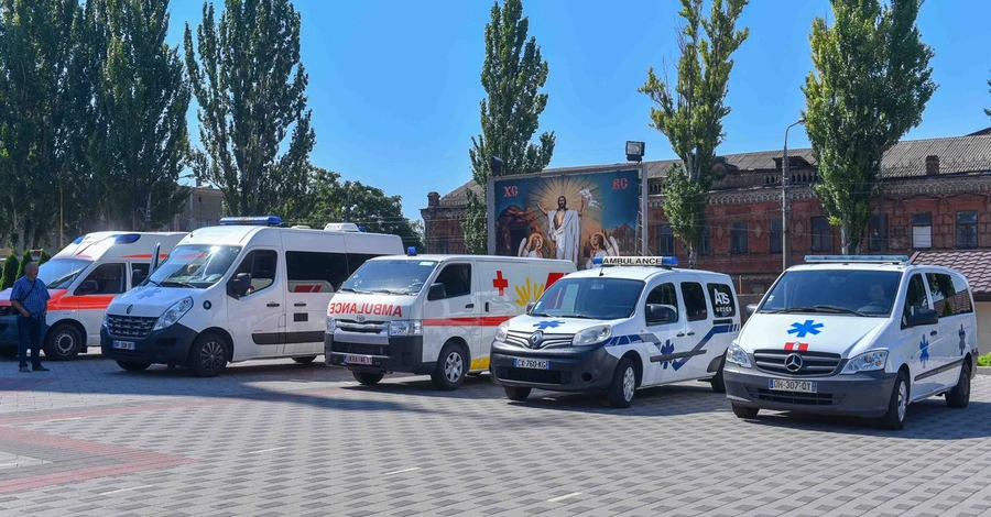 УПЦ и Фонд Вадима Новинского передали 81 машину скорой помощи общинам Украины