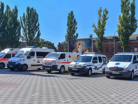 УПЦ и Фонд Вадима Новинского передали 81 машину скорой помощи общинам Украины