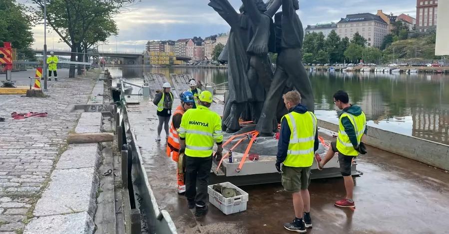 Комунізм під знесення: де в Європі знімають радянські пам'ятники з постаментів