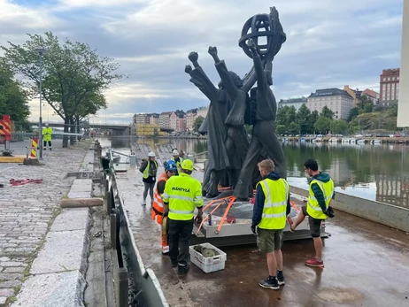 Комунізм під знесення: де в Європі знімають радянські пам'ятники з постаментів