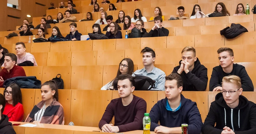 Глава ВСУ Залужный просит разрешить студентам выезжать за границу