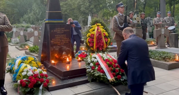 Президент Польши Дуда преклонил колени перед памятником воинам УНР