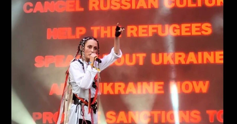 Alina Pash на сцене фестиваля Sziget разрезала портрет Путина и Орбана