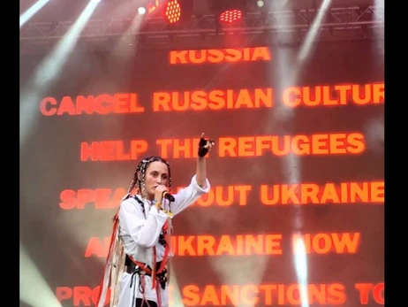 Alina Pash на сцене фестиваля Sziget разрезала портрет Путина и Орбана