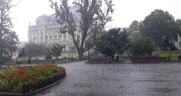 В Одесі через грозу та зливу підтопило п'ять вулиць