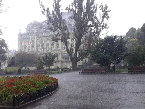 В Одессе из-за грозы и ливня подтопило пять улиц