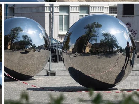 В Киеве установили арт-объект в виде шаров, которые привезли из Харькова
