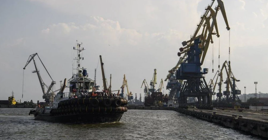 У Маріуполі російскі окупанти намагаються вивезти із порту всю металопродукцію