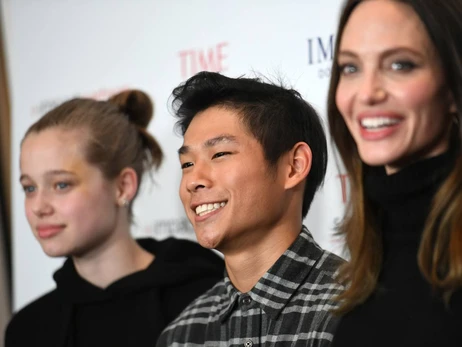 Джоли снимает новый фильм вместе с сыновьями-подростками
