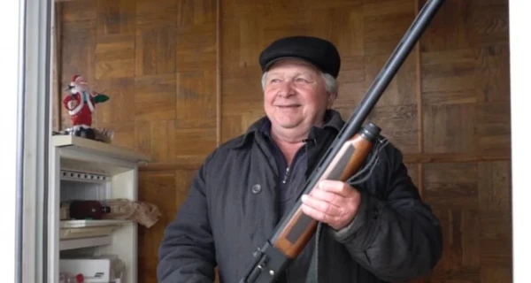 Пенсіонера, який із рушниці збив російський літак, нагородили медаллю