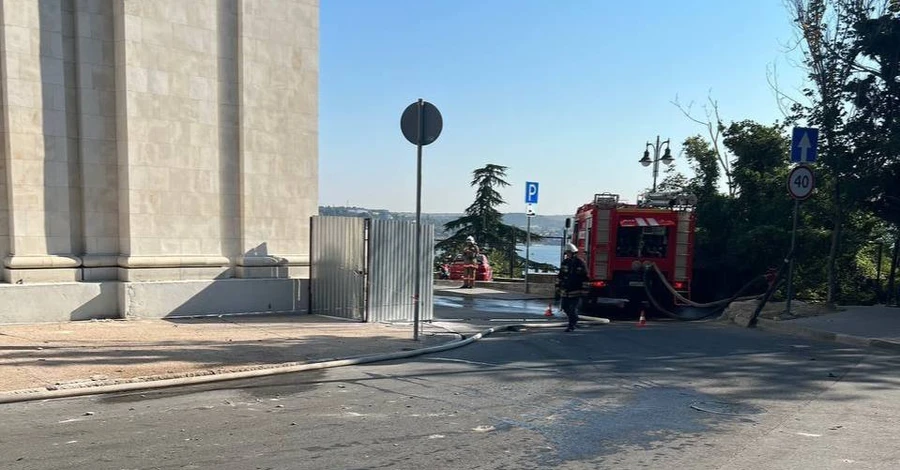 У Севастополі лунають вибухи: на дах штабу Чорноморського флоту впав безпілотник