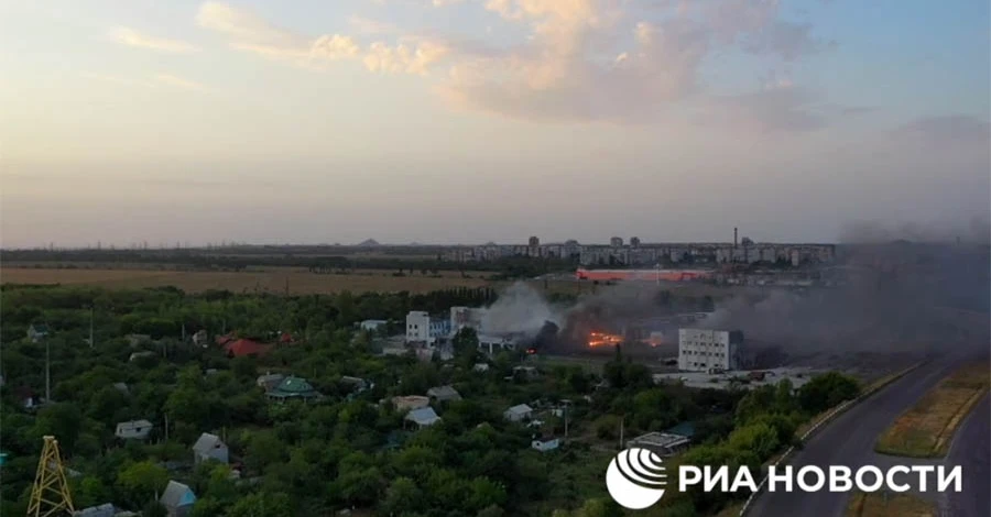 В Донецке с ночи продолжаются взрывы на складе боеприпасов