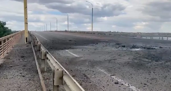 Британська розвідка: Росія почала будувати плавучий міст біля Херсону 