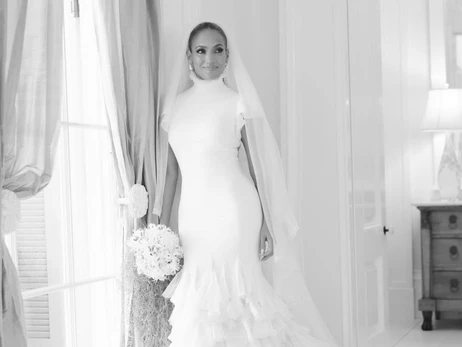 Жемчуга и шлейф из 1000 платков: Ralph Lauren показал свадебные платья Лопес