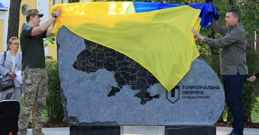 В Ирпене установили первый в Украине памятник теробороне