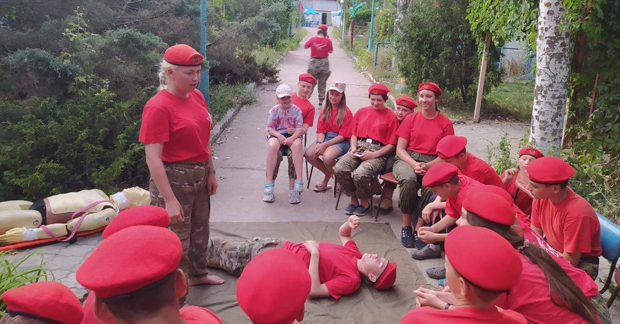 В лагере под Мариуполем россияне учат детей стрелять и ненавидеть Украину