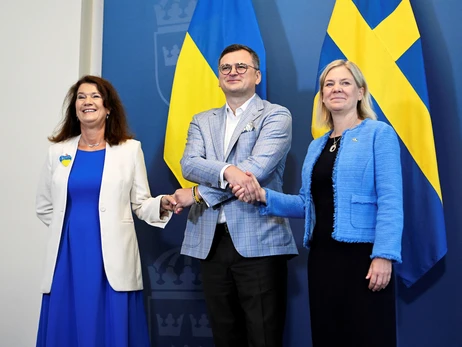 Кулебу в Швеции встретили с миллиардом крон помощи Украине