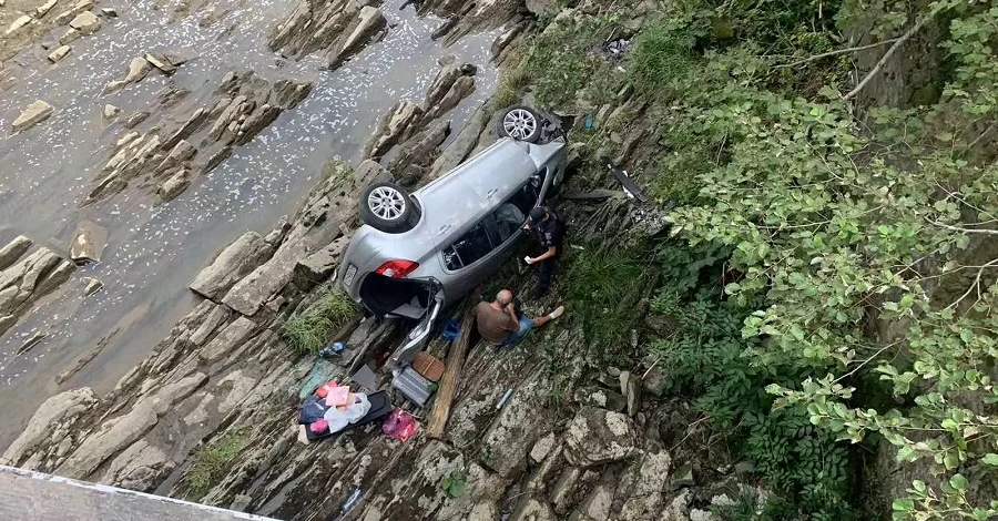 На Закарпатье авто с людьми слетело в реку с 10-метровой высоты