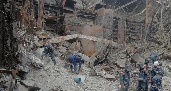 У Маріупольському драмтеатрі росіяни заливають трупи бетоном та хлоркою