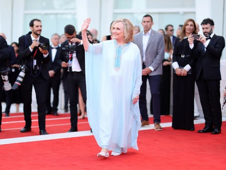 На красной дорожке Венецианского кинофестиваля позировали Катрин Денев и Хиллари Клинтон