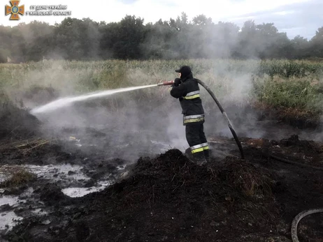 Киев снова окутал едкий дым: в пригороде горят торфяники