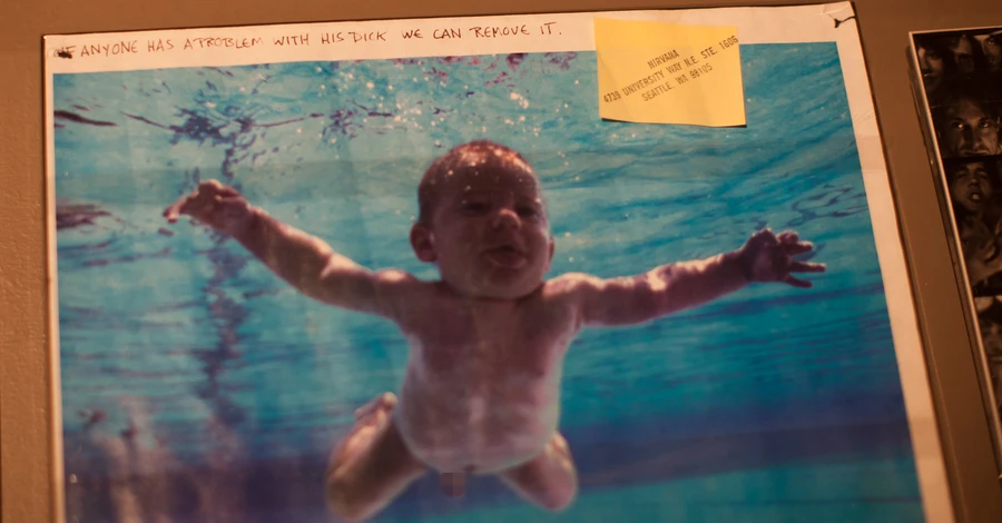 Суд відхилив позов до Nirvana за фото на обкладинці альбому з “хлопчиком у басейні”