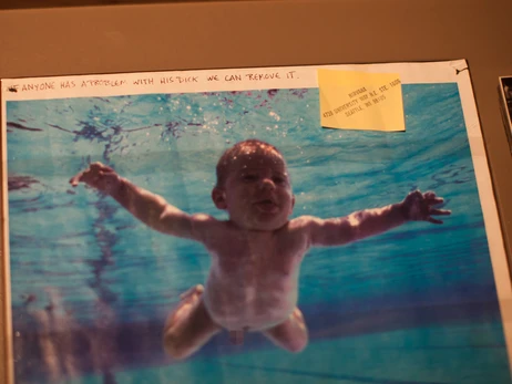 Суд відхилив позов до Nirvana за фото на обкладинці альбому з “хлопчиком у басейні”