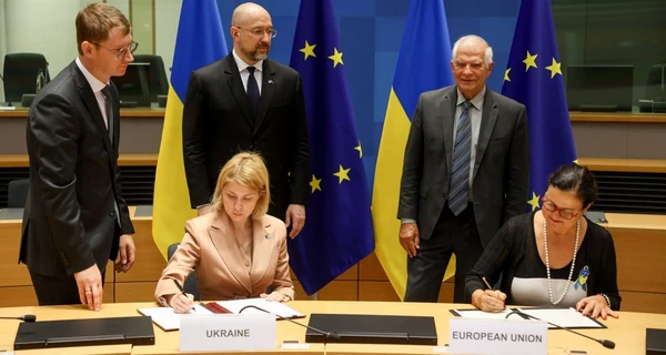 Украина подписала пять соглашений, приближающих вступление в ЕС