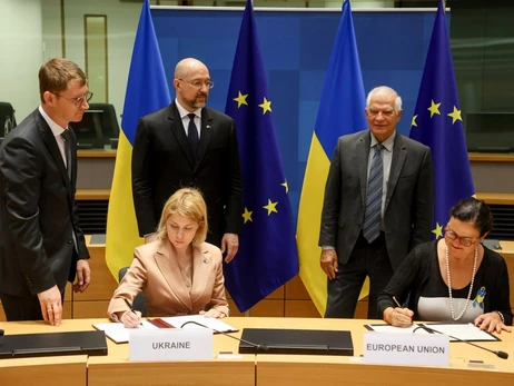 Україна підписала п'ять угод, що наближають її вступ до ЄС