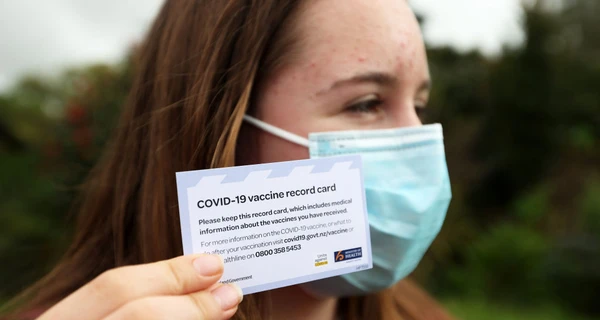 Ковид и осень: новые вакцины, «мышиный» бустер и возвращение ковид-сертификатов в Европе