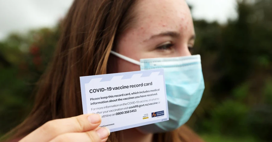 Ковид и осень: новые вакцины, «мышиный» бустер и возвращение ковид-сертификатов в Европе