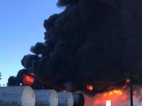 Спасатели потушили пожар на нефтебазе в Кривом Роге