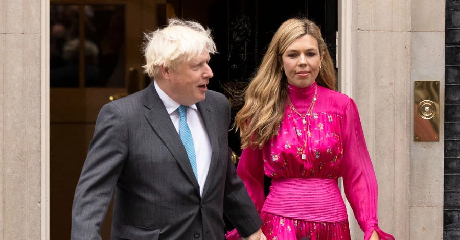 Кэрри Джонсон выбрала платье британского бренда в день отставки супруга