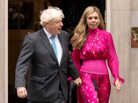 Керрі Джонсон обрала сукню британського бренду у день відставки чоловіка