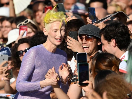 Тильда Суинтон на Венецианском фестивале появилась с желтыми волосами в поддержку Украины